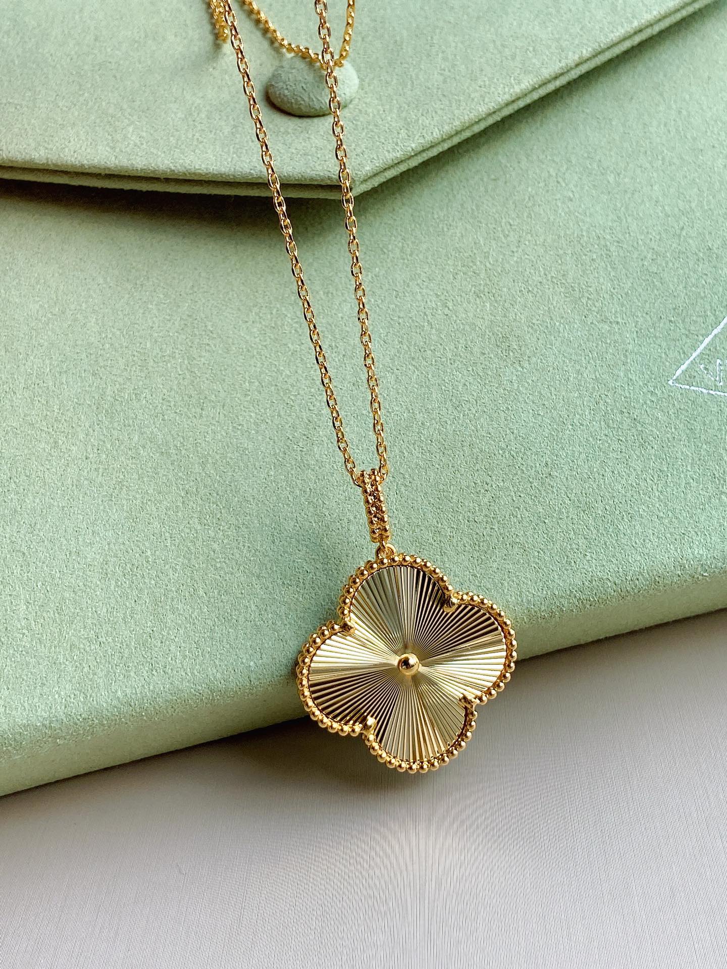 Van Cleef & Arpels VINTAGE CLOVER PEDANT NECKLACE GOLD