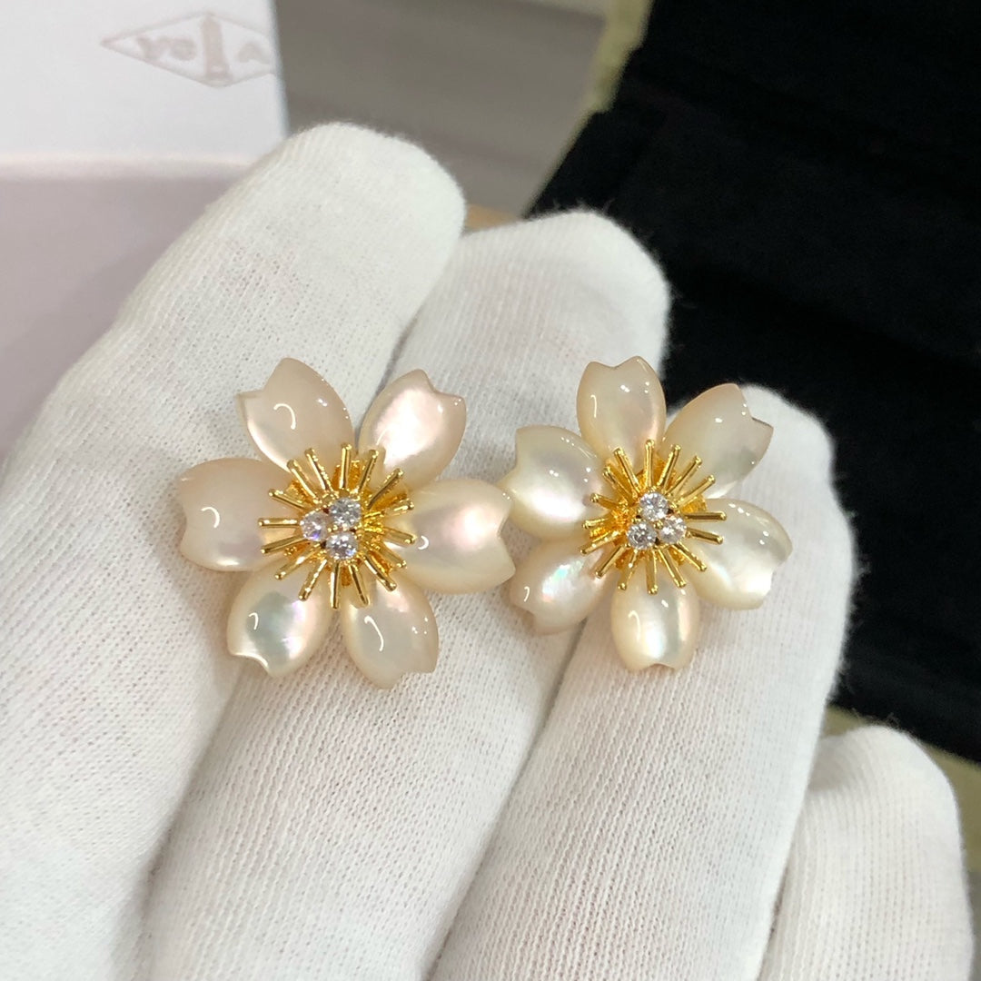 Van Cleef & Arpels ROSE EARRING MOTHER OF PEARL