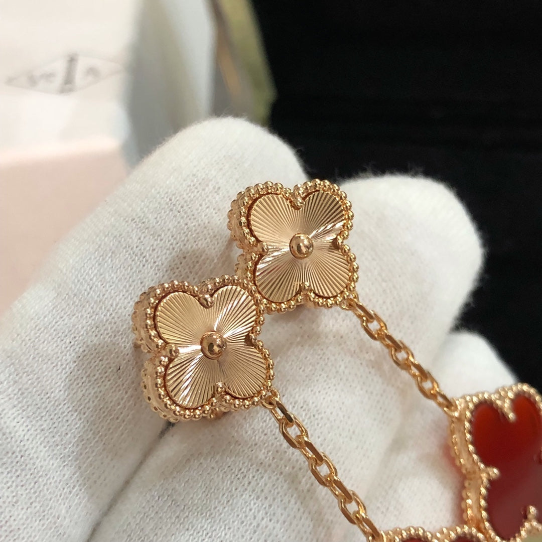 Van Cleef & Arpels CLOVER EARRINGS GOLD AND CARNELIAN