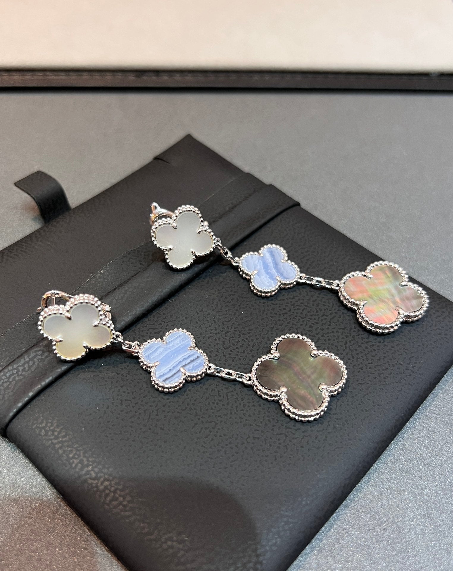 Van Cleef & Arpels CLOVER MOP 3 MOTIFS SILVER EARRINGS