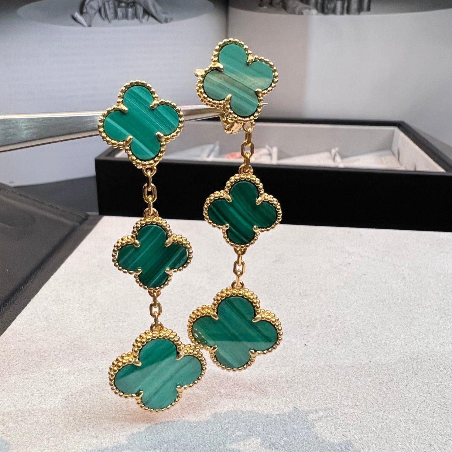 Van Cleef & Arpels CLOVER MALACHITE 3 MOTIFS GOLD