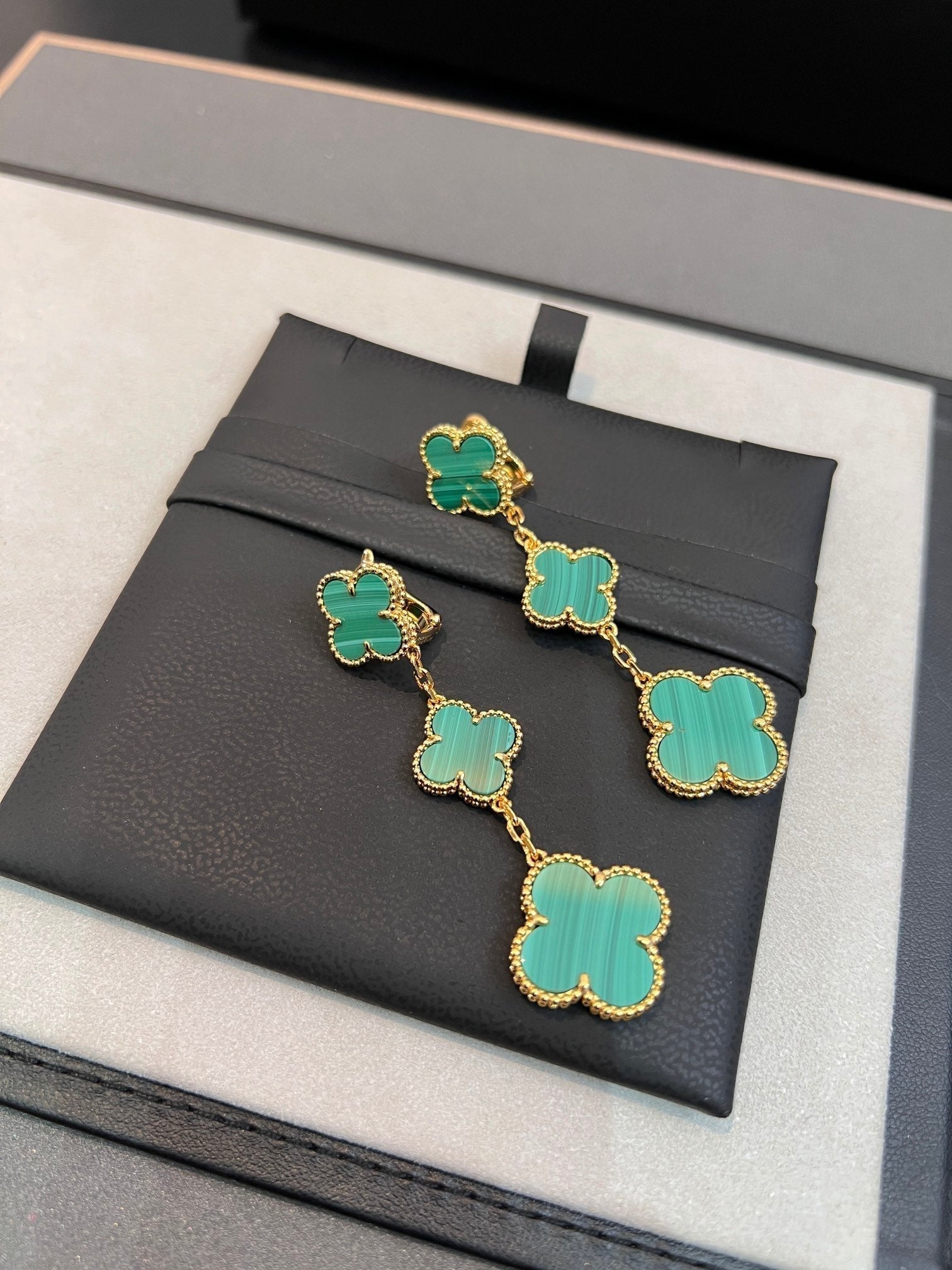 Van Cleef & Arpels CLOVER MALACHITE 3 MOTIFS GOLD