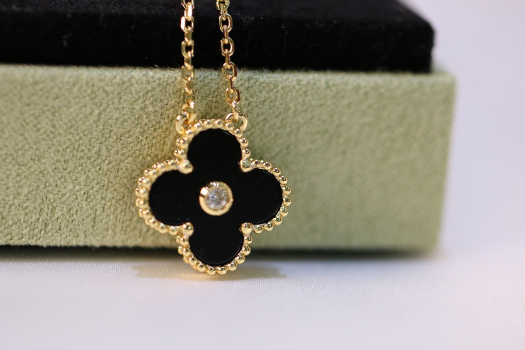 Van Cleef & Arpels CLOVER NECKLACE GOLD DIAMOND ONYX