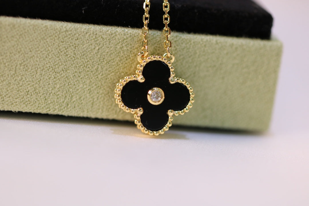 Van Cleef & Arpels CLOVER NECKLACE GOLD DIAMOND ONYX