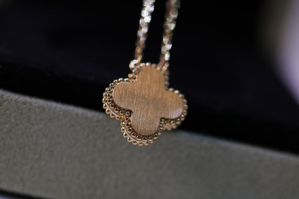 Van Cleef & Arpels CLOVER NECKLACE GOLD DIAMOND ONYX