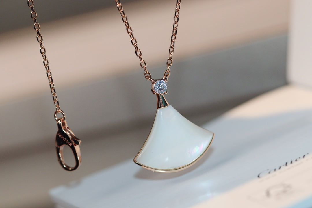 Bvlgari DREAM NECKLACE WHITE MOP 1 DIAMOND