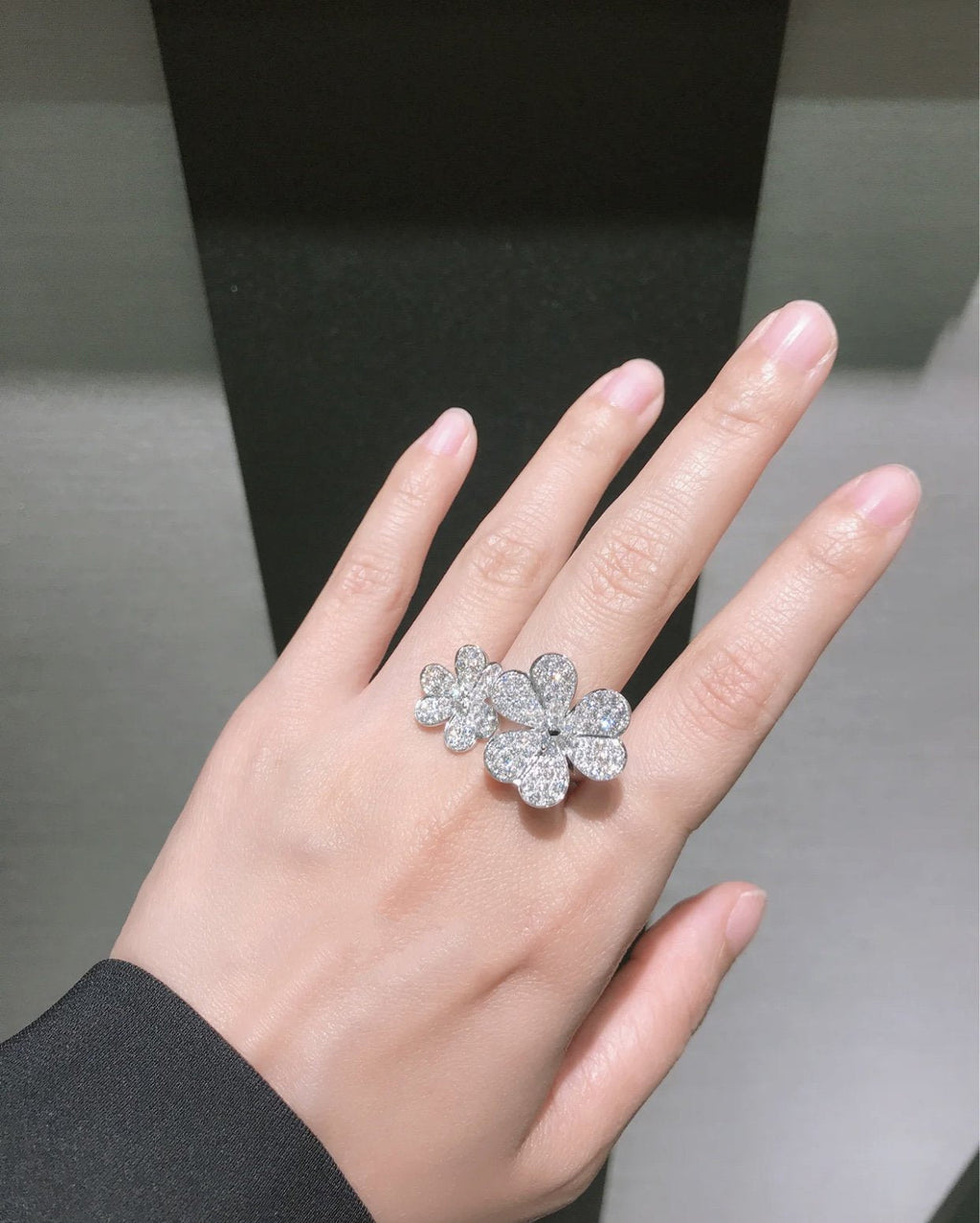 Van Cleef & Arpels FRIVOLE DIAMOND BETWEEN RING