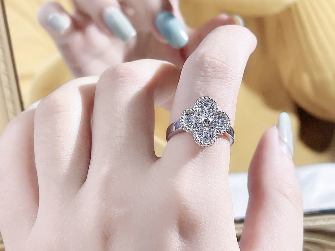 Van Cleef & Arpels CLOVER DIAMOND RING