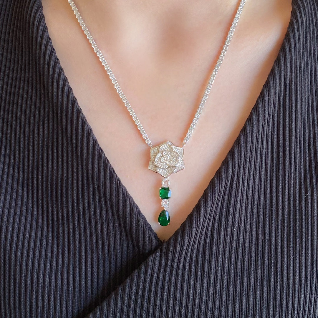 PIAGET ROSE PEDANT SILVER DIAMOND 3 MOTIF NECKALCE