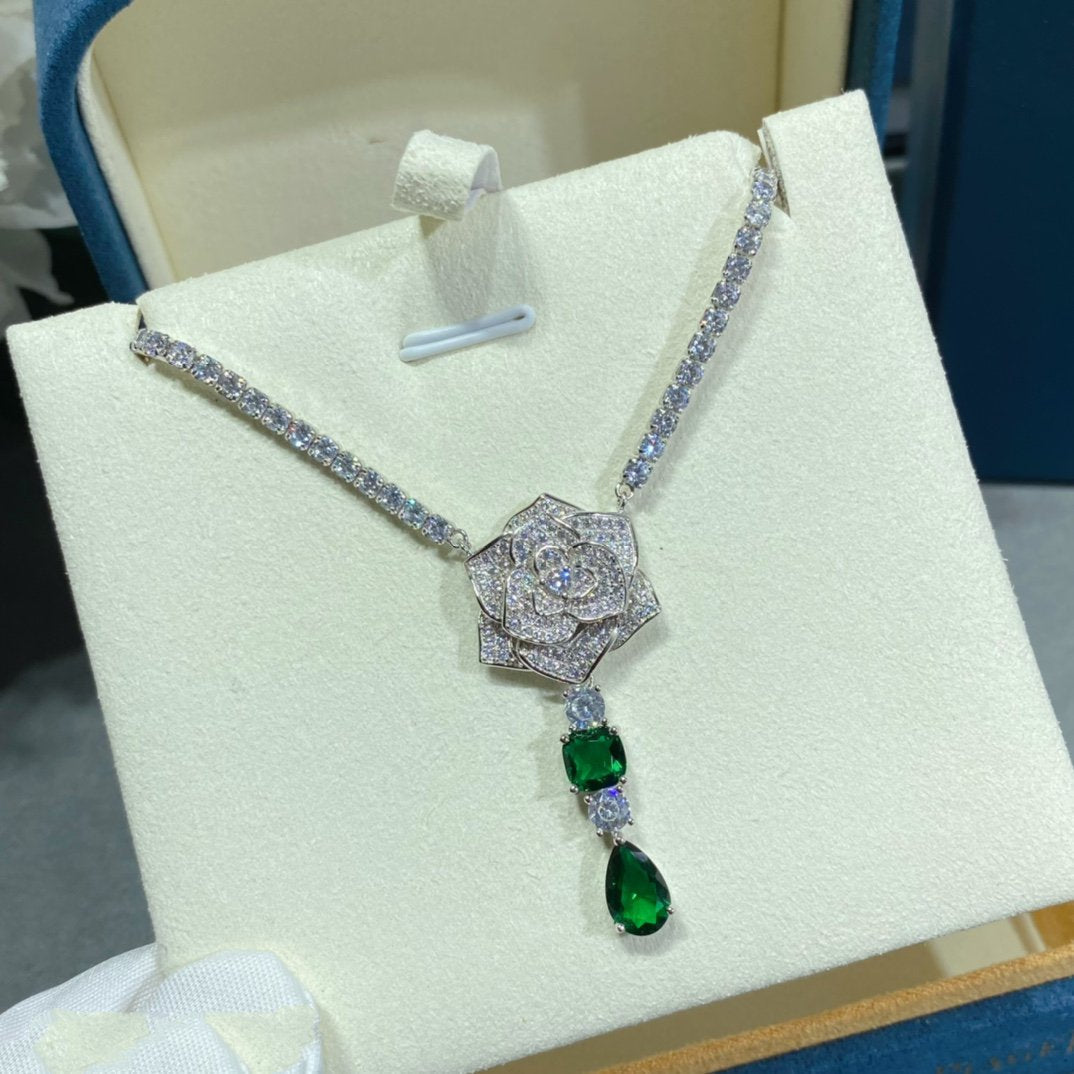 PIAGET ROSE PEDANT SILVER DIAMOND 3 MOTIF NECKALCE