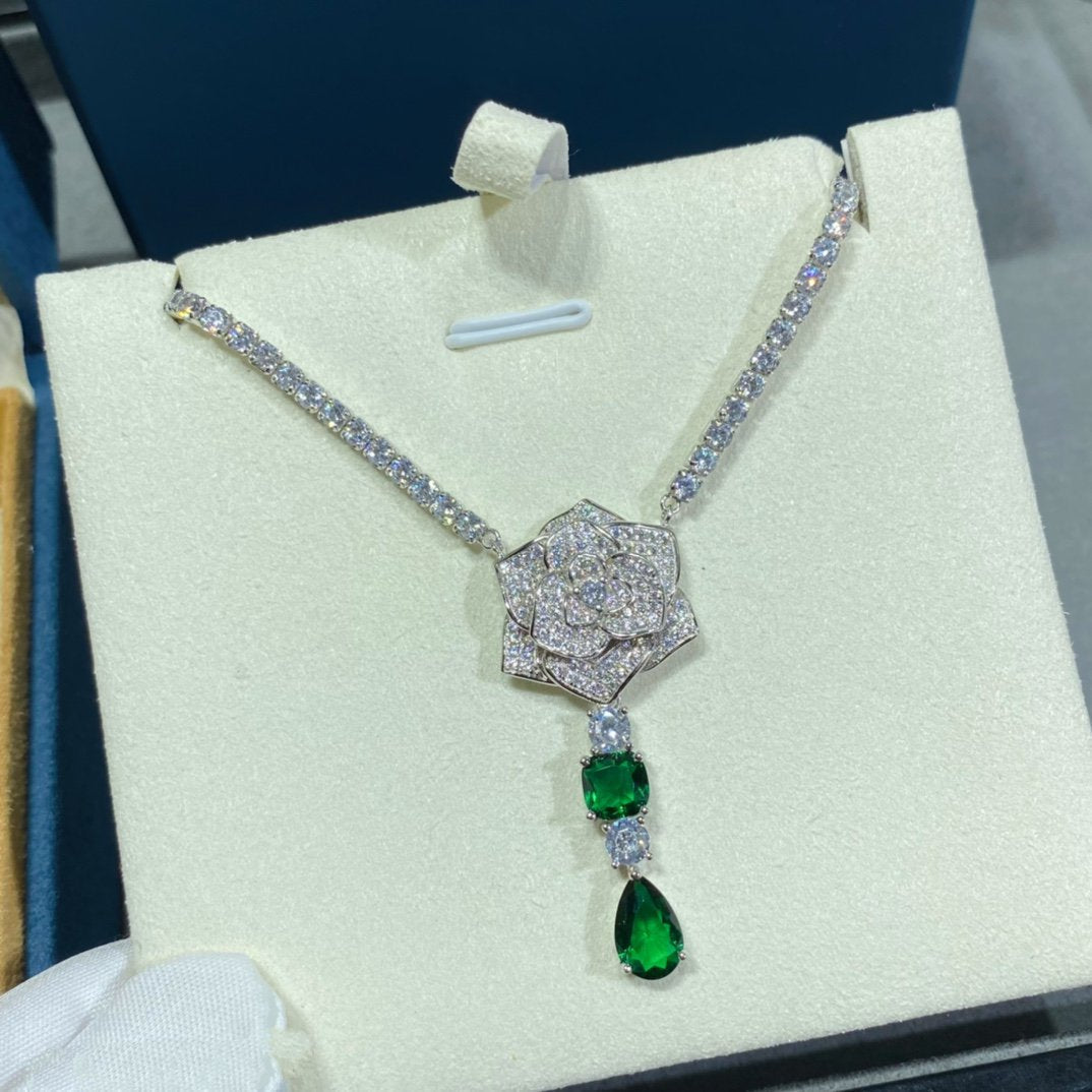 PIAGET ROSE PEDANT SILVER DIAMOND 3 MOTIF NECKALCE