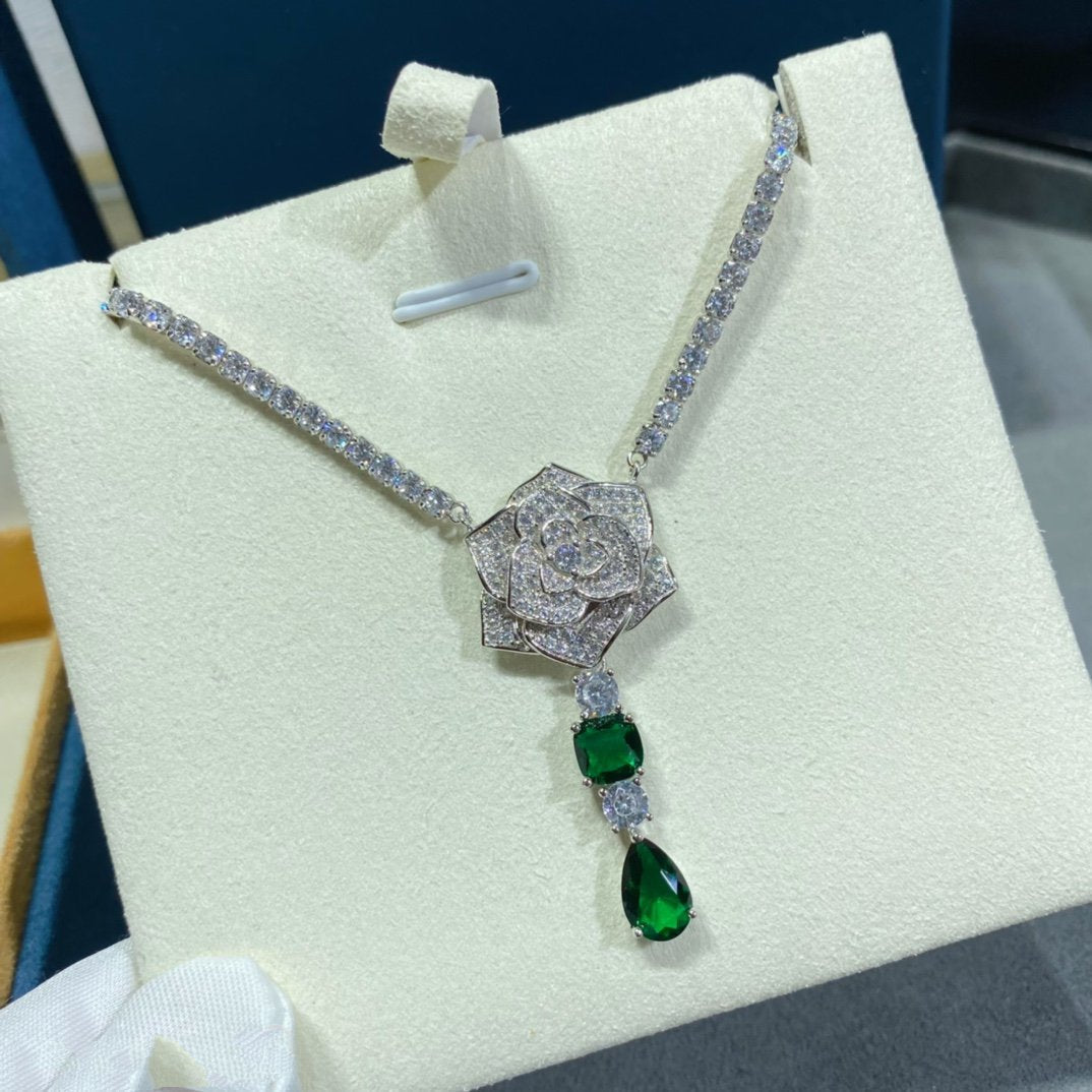 PIAGET ROSE PEDANT SILVER DIAMOND 3 MOTIF NECKALCE