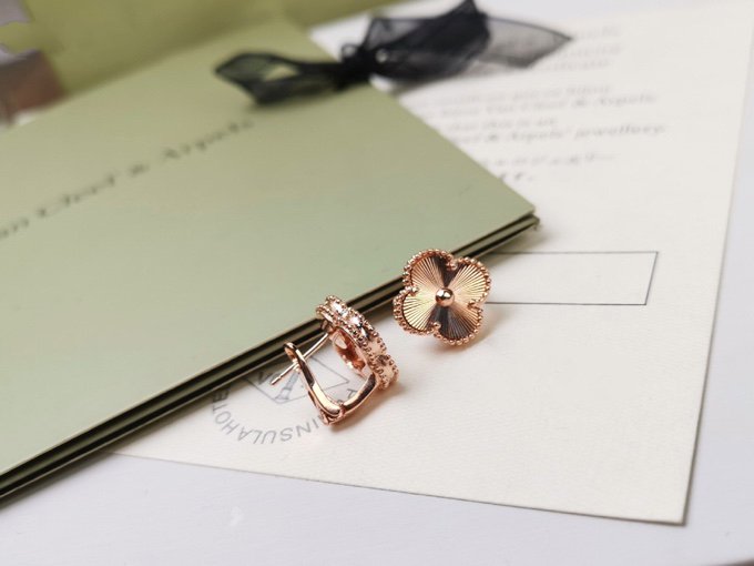 Van Cleef & Arpels CLOVER MEDIUM STUD EARRINGS