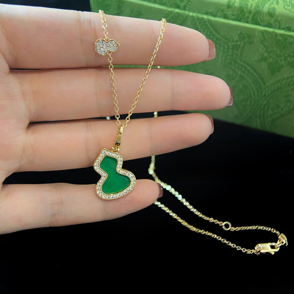 QEELIN WULU 2 MOTIF MALACHITE PINK GOLD NECKLACE