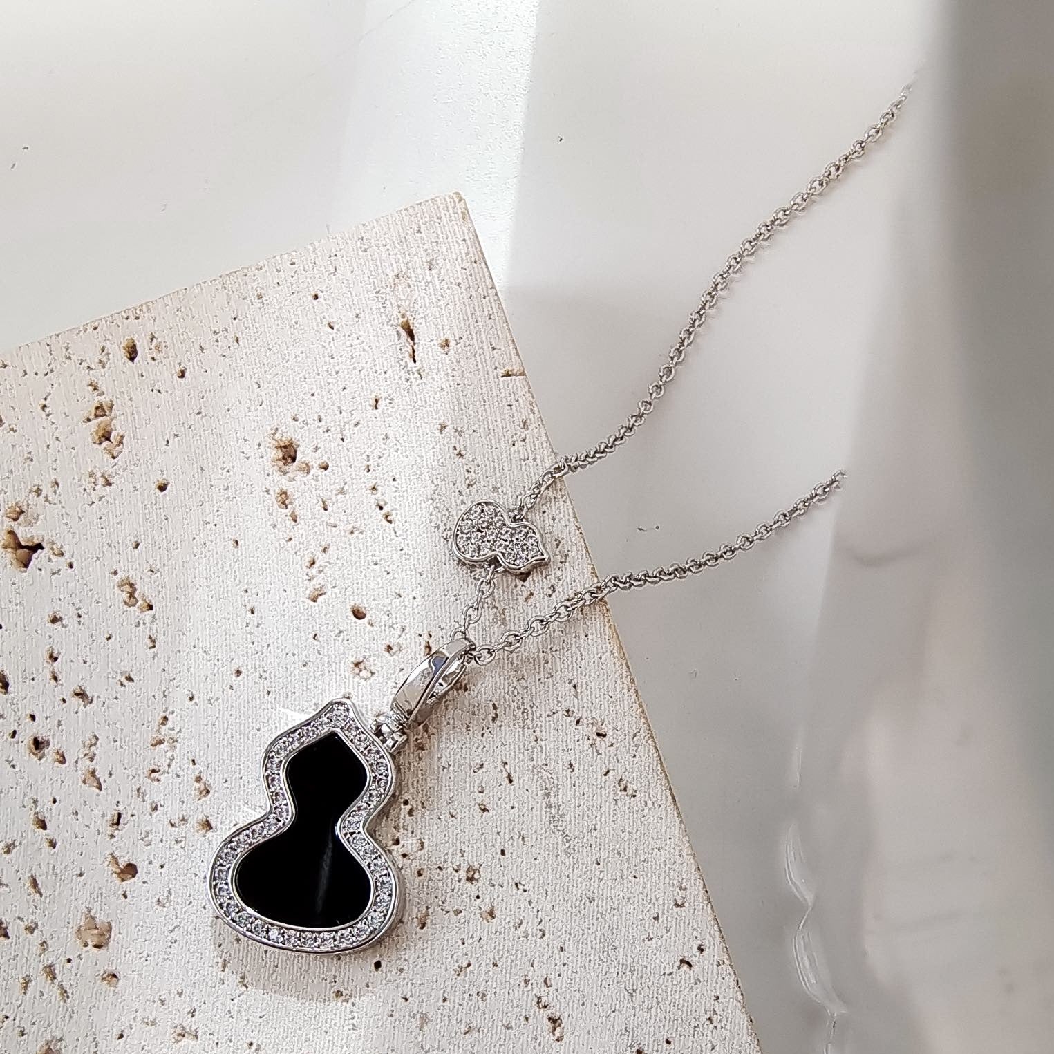 QEELIN WULU 2 MOTIF ONYX SILVER NECKLACE