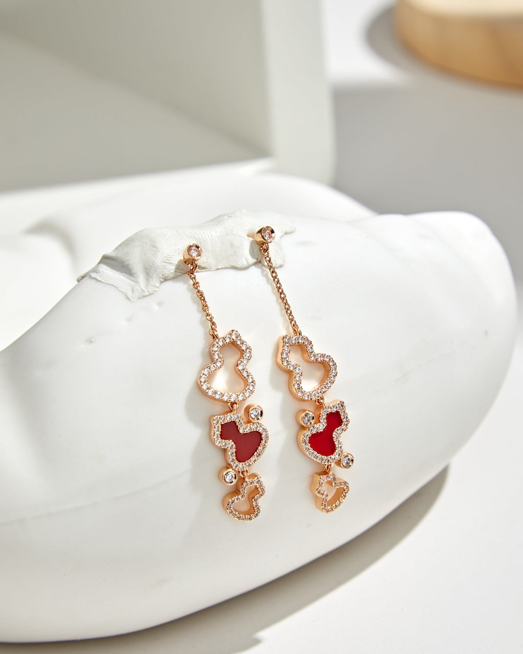 QEELIN WULU 3 MOTIF DROP DIAMOND PINK GOLD EARRINGS