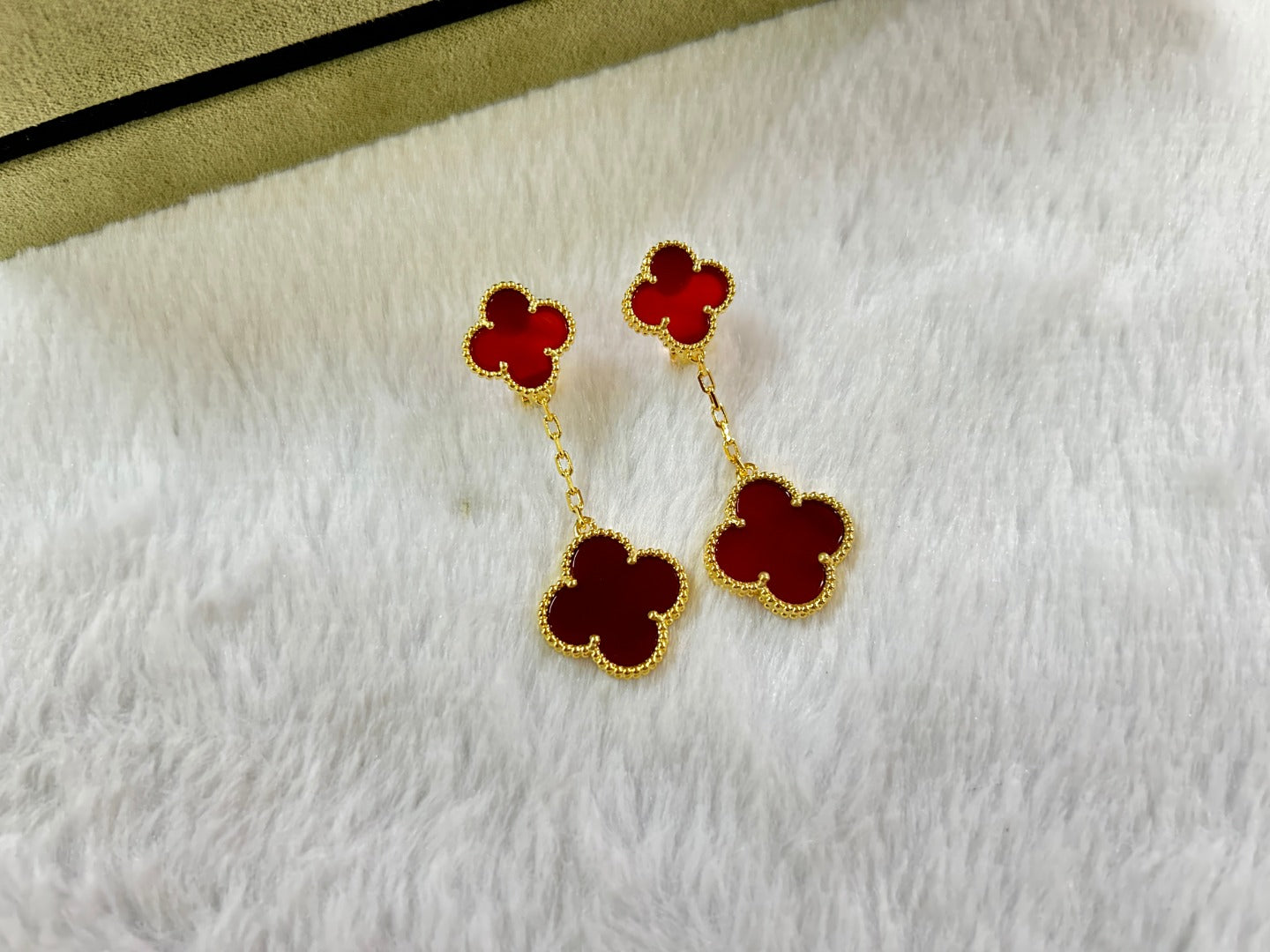 Van Cleef & Arpels CLOVER 2 MOTIF CARNELIAN EARRINGS
