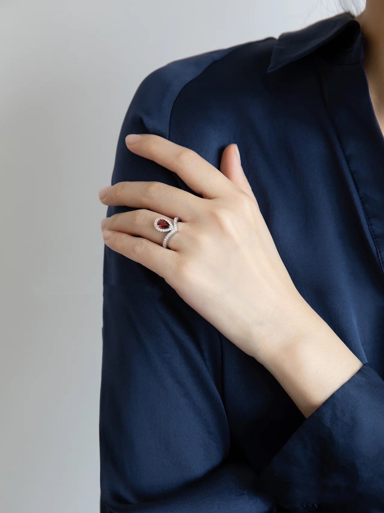 CHAUMET JOSEPHINE RED DIAMOND SILVER RING