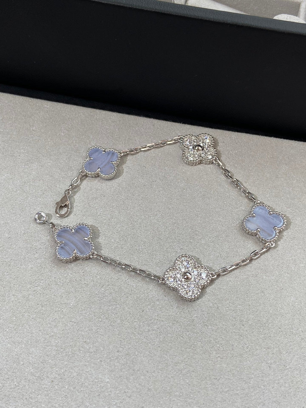 Van Cleef & Arpels CLOVER 5 MOTIF SILVER CHALCEDONY DIAMOND BRACELET
