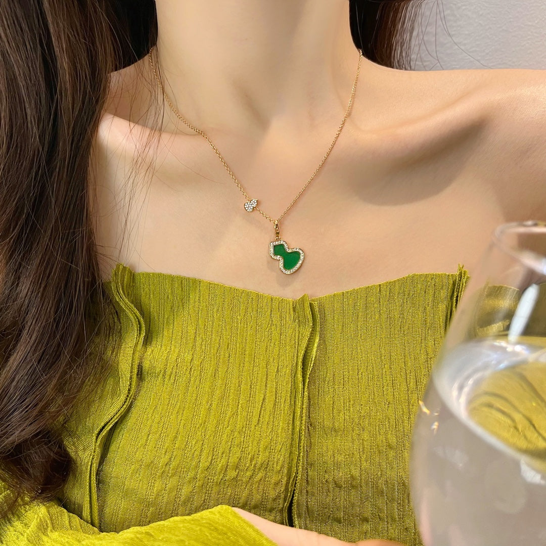 QEELIN WULU 2 MOTIF MALACHITE PINK GOLD NECKLACE