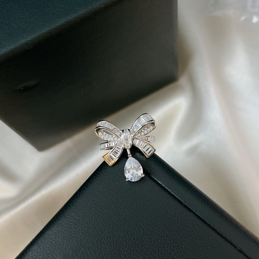 FENDI TILDAS BOW BAGUETTE CUT SILVER DIAMOND DROP RING