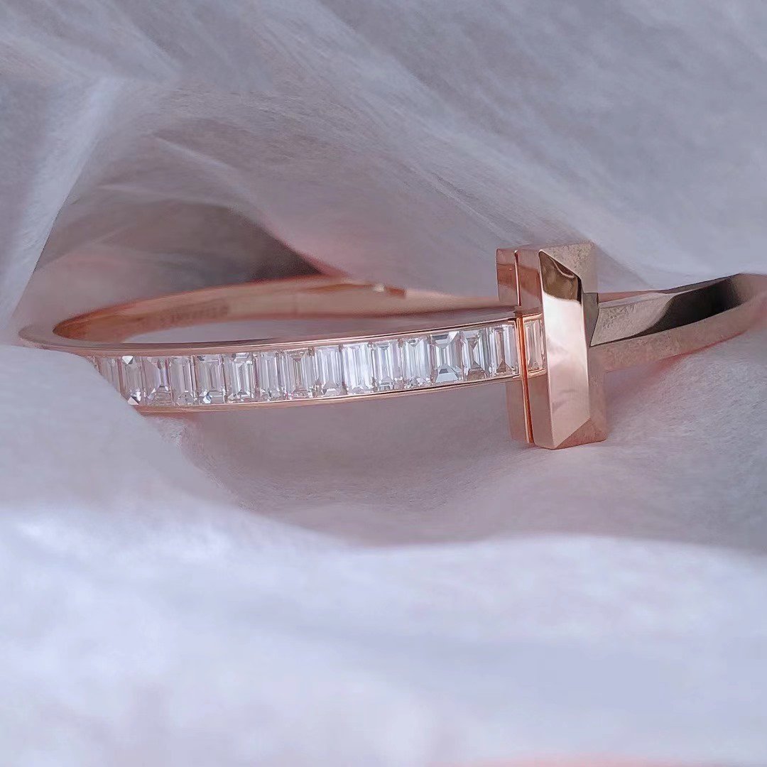 TIFFANY WIDE HINGED BANGLE PINK GOLD WITH BAGUETTE DIAMONDS