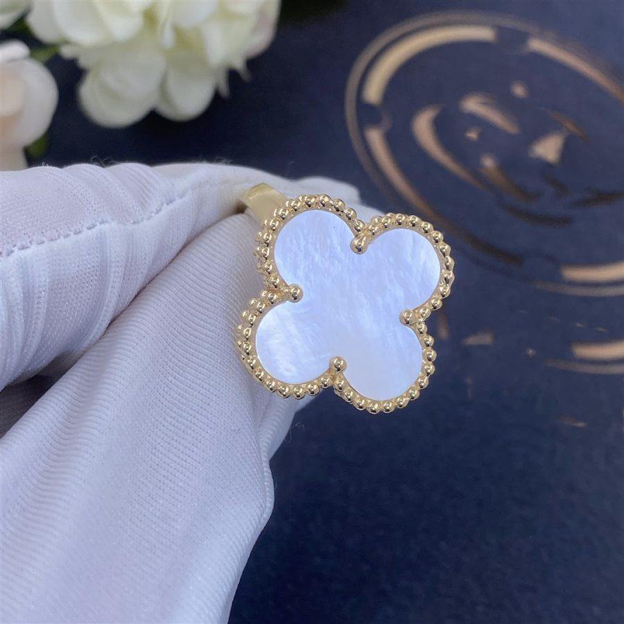 Van Cleef & Arpels CLOVER WHITE MOP RING