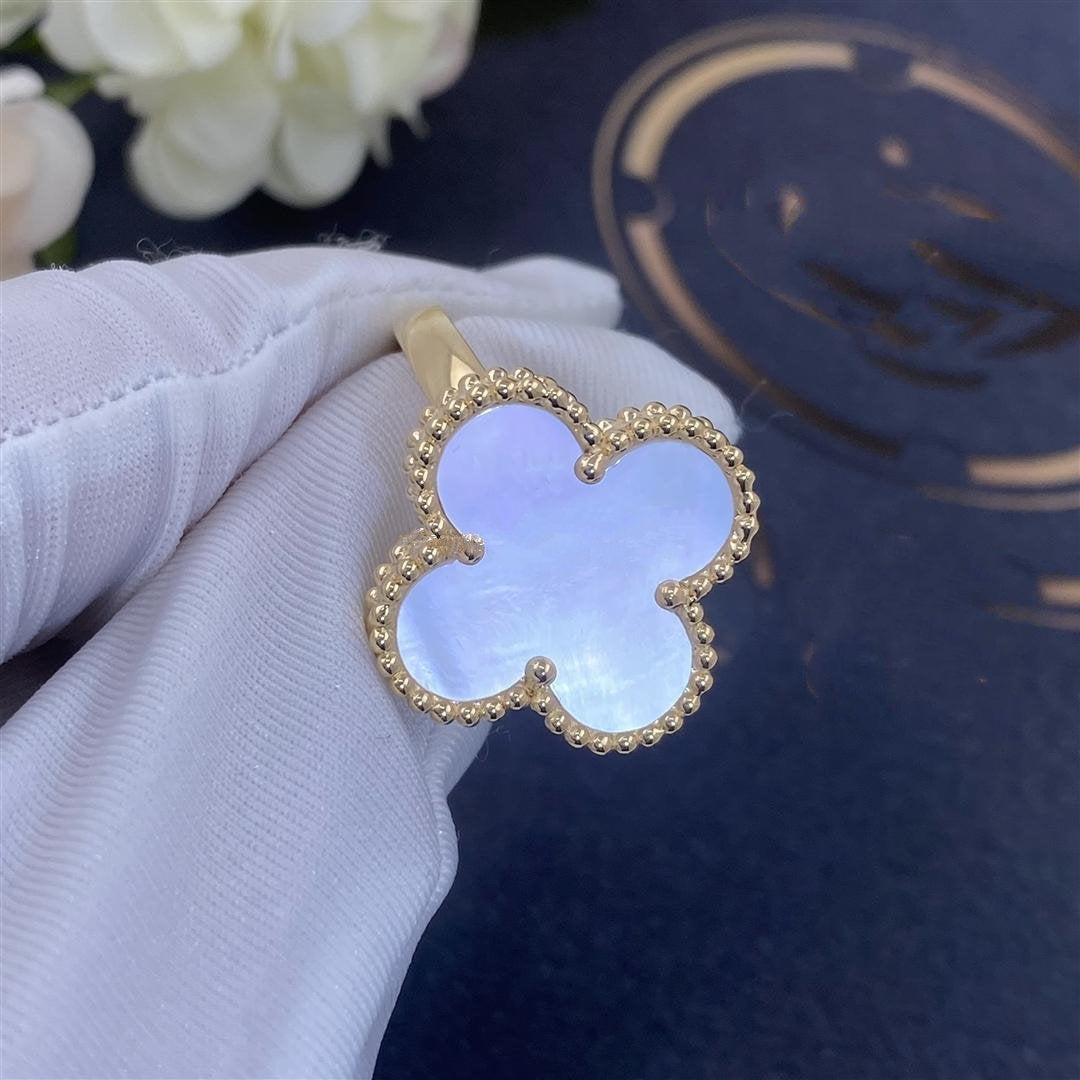 Van Cleef & Arpels CLOVER WHITE MOP RING