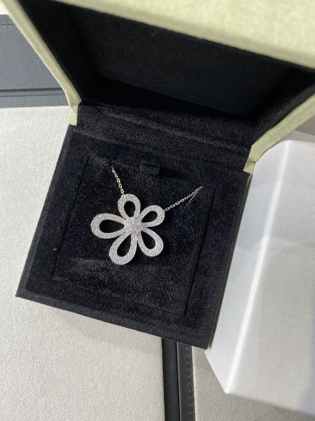 Van Cleef & Arpels LACE FLOWER SILVER PENDANT DIAMOND NECKLACE