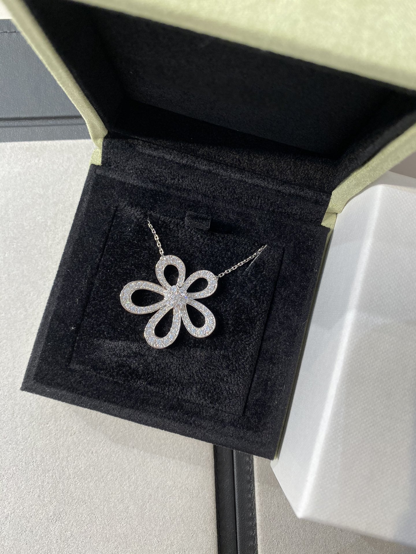 Van Cleef & Arpels LACE FLOWER SILVER PENDANT DIAMOND NECKLACE